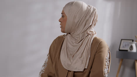 Mujer-Musulmana-Usando-Hijab-En-Casa-Parada-Y-Rezando-5